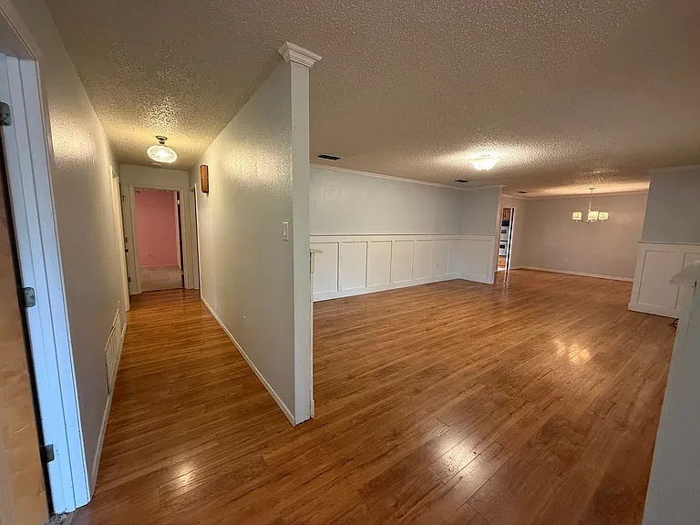 1401 Hillcrest Dr — Photo 4