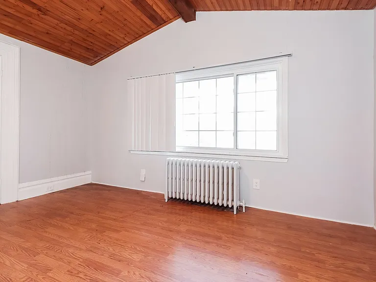 1053263_018_living_room_13024061.jpg
