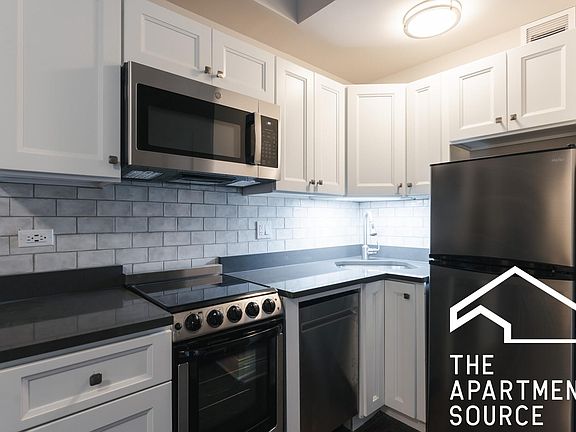 3rd image of 640 W Wrightwood Ave #208F