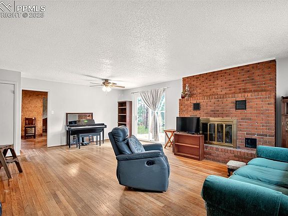 3rd image of 604 W Bowman Ave