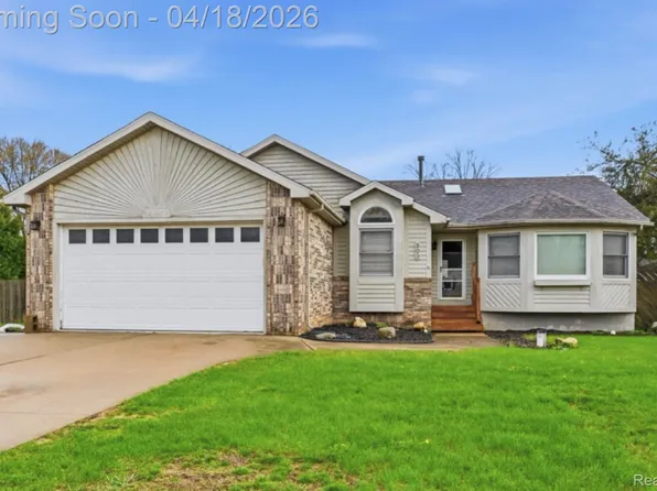 503 W Hamburg St, Pinckney, MI 48169