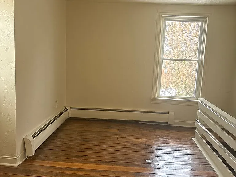 131 E Maple St — Photo 18