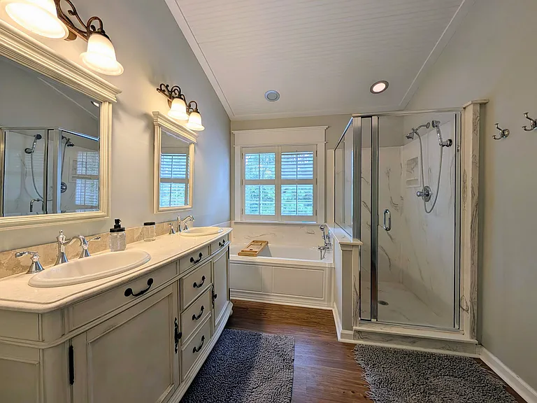 1920 Oak Tree Ln — Photo 24