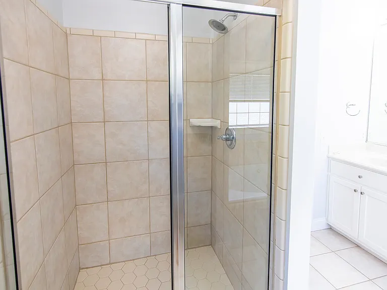380 Clareon Dr — Photo 32