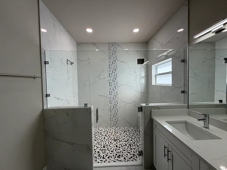 728 Carbon St E — Photo 8