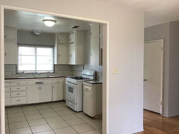 4th image of 1534 W Cambridge Ave