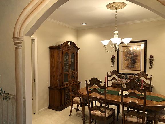 5th image of 210 Woodbury Ct