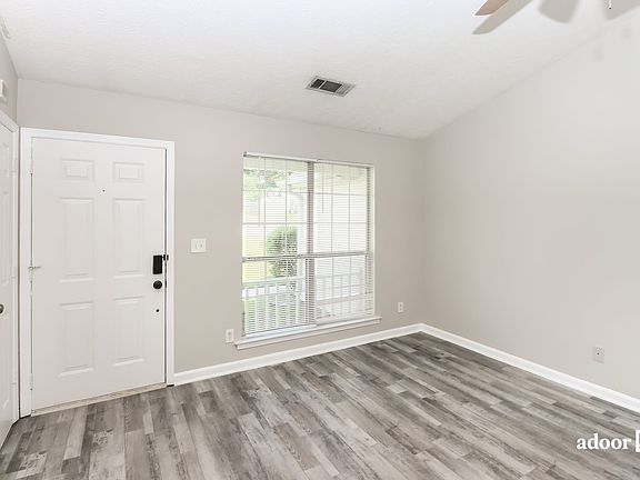 3rd image of 5811 Creekside Dr