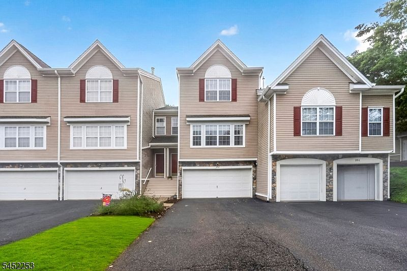 1st image of 252 Ridge Dr