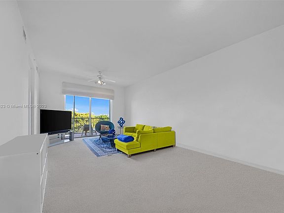 3rd image of 3600 Oaks Clubhouse Dr APT 401