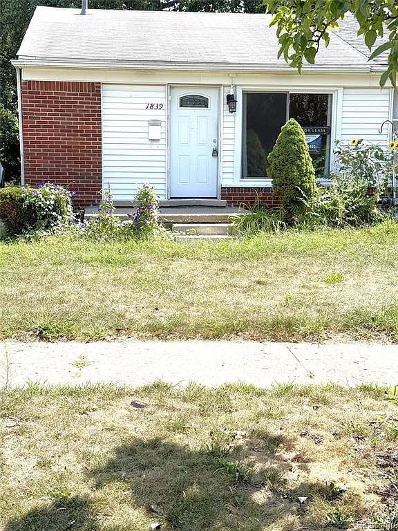 2 bed, 1.0 bath, 656 sqft, $1,200 — Photo 2