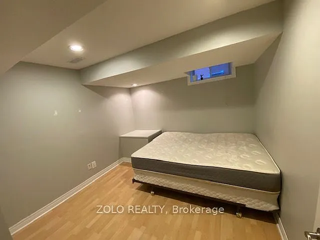 24 Coburn Cres — Photo 8