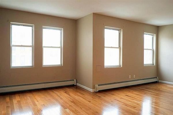 1st image of 154 Jefferson Ave #3