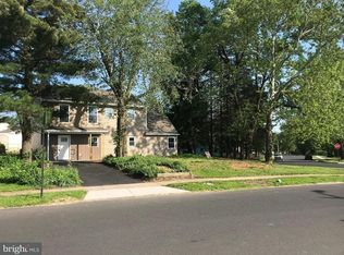 2 Ambling Ln, Levittown, PA 19055
