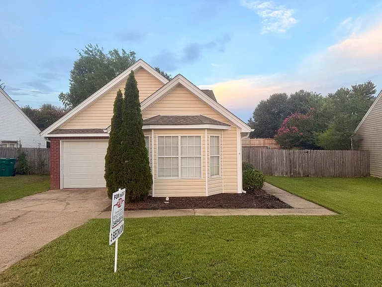 8617 Inverness Dr — Photo 1