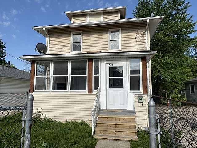 1st image of 740 Roscoe Ave #1