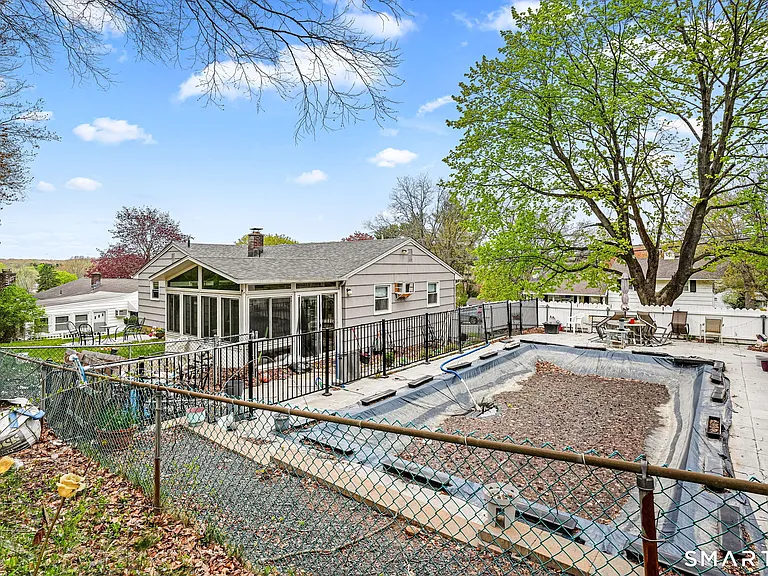 7 Newport Dr — Photo 32