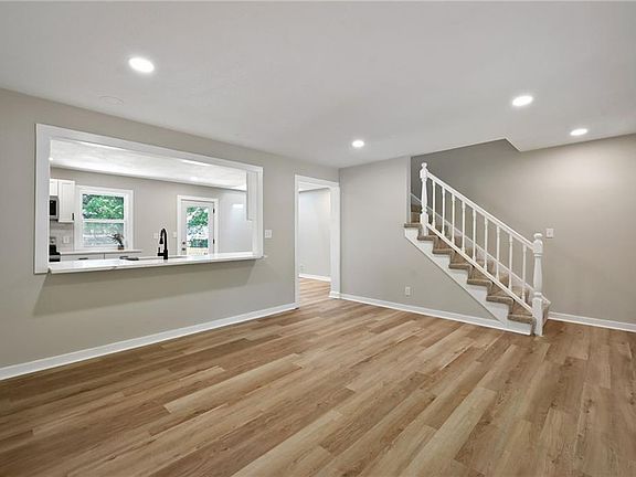 5th image of 406 E 11th St