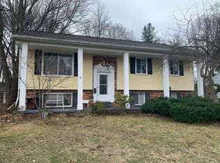 1979 Teaneck Cir, Wixom, MI 48393