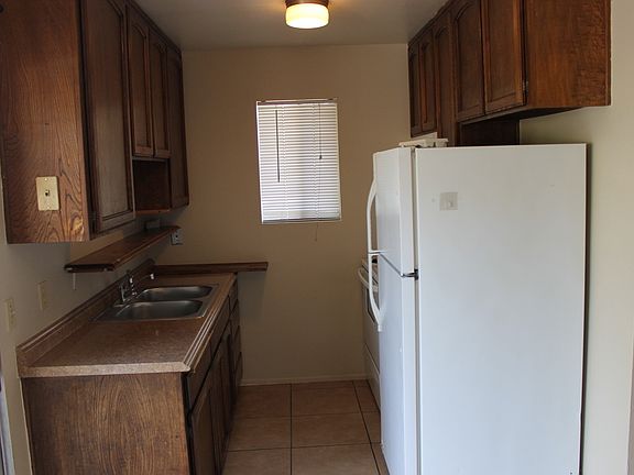 4th image of 1857 Bakersfield St APT B