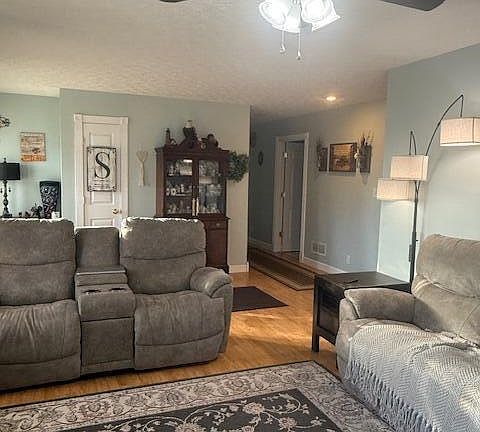 2nd image of 131 Creekside Pl