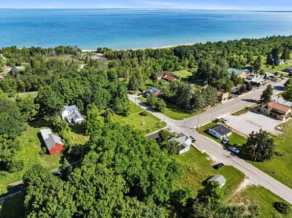 Bluff Ter, Harbor Springs, MI 49740