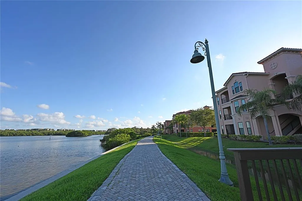 2 bed, 1.0 bath, 980 sqft, $2,798 — Photo 2
