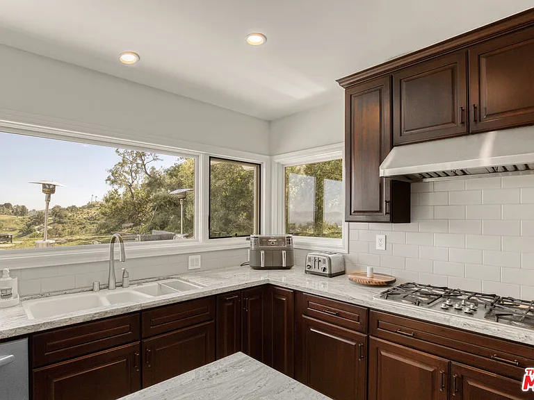 3970 Ellenita Ave — Photo 14