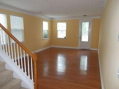 2nd image of 375 Roseglen Dr