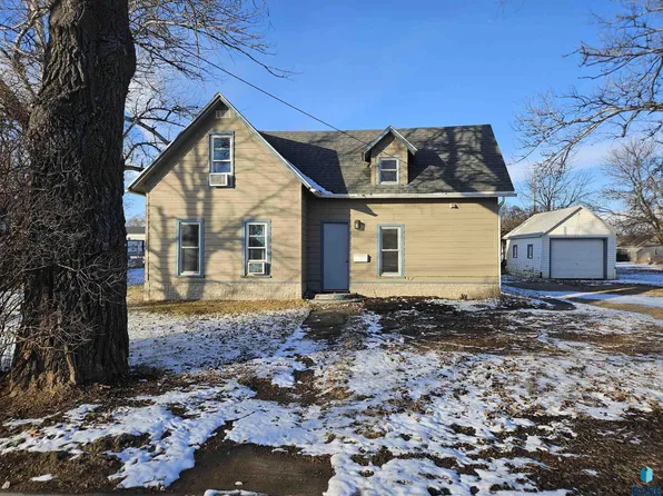 518 SW 4th St, Madison, SD 57042