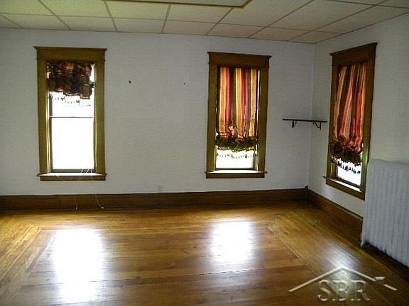 5th image of 305 E Orchard St