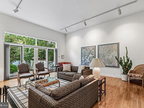 2nd image of 2030 Mount Vernon St