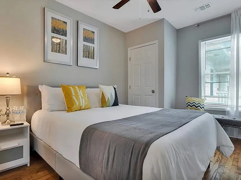 956 Mayson Turner Rd NW — Photo 2