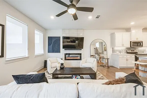 3 bed, 1810 sqft, $2,800 — Photo 3