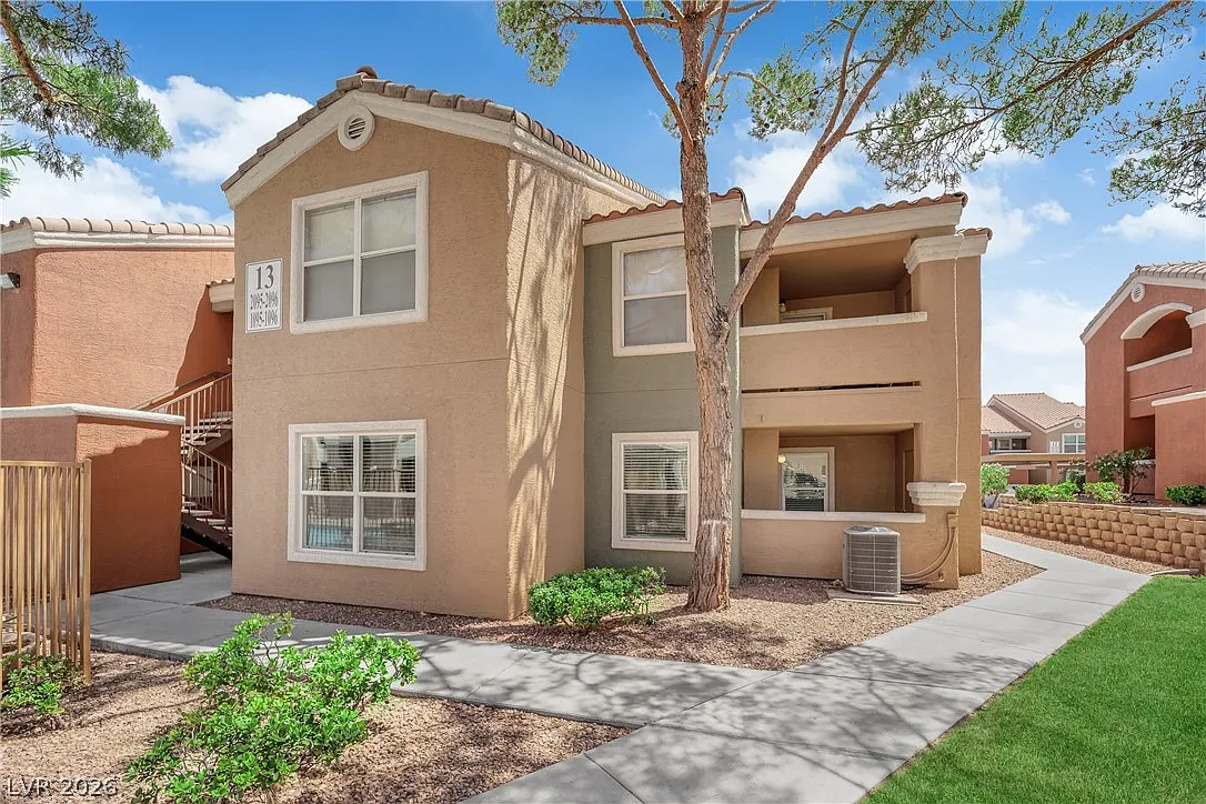 2 bed, 2.0 bath, 911 sqft, $1,600 — Photo 2