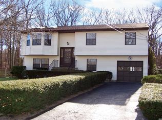 50 Seminole St, Selden, NY 11784