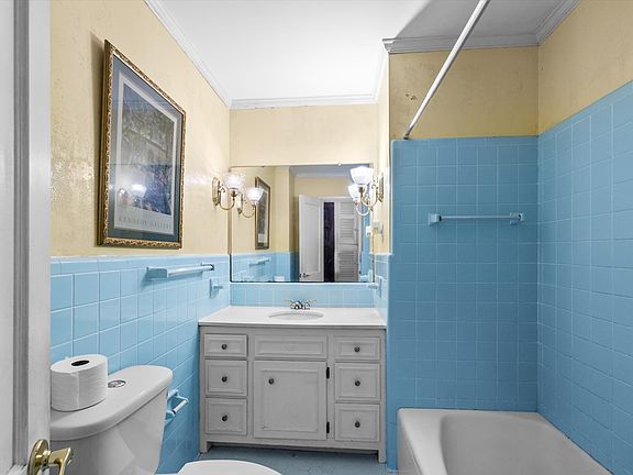 15th image of 315 E Main St