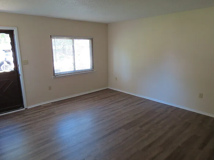 3 bed, 1.0 bath, 960 sqft, $1,475 — Photo 2