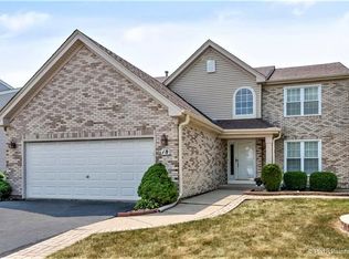 18 Emerald Dr, Streamwood, IL