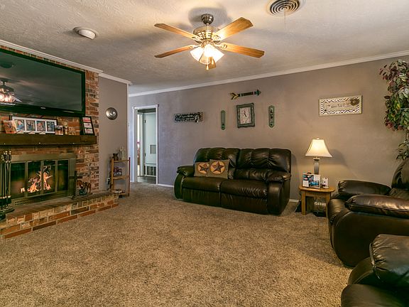 3rd image of 1701 Holly Ln