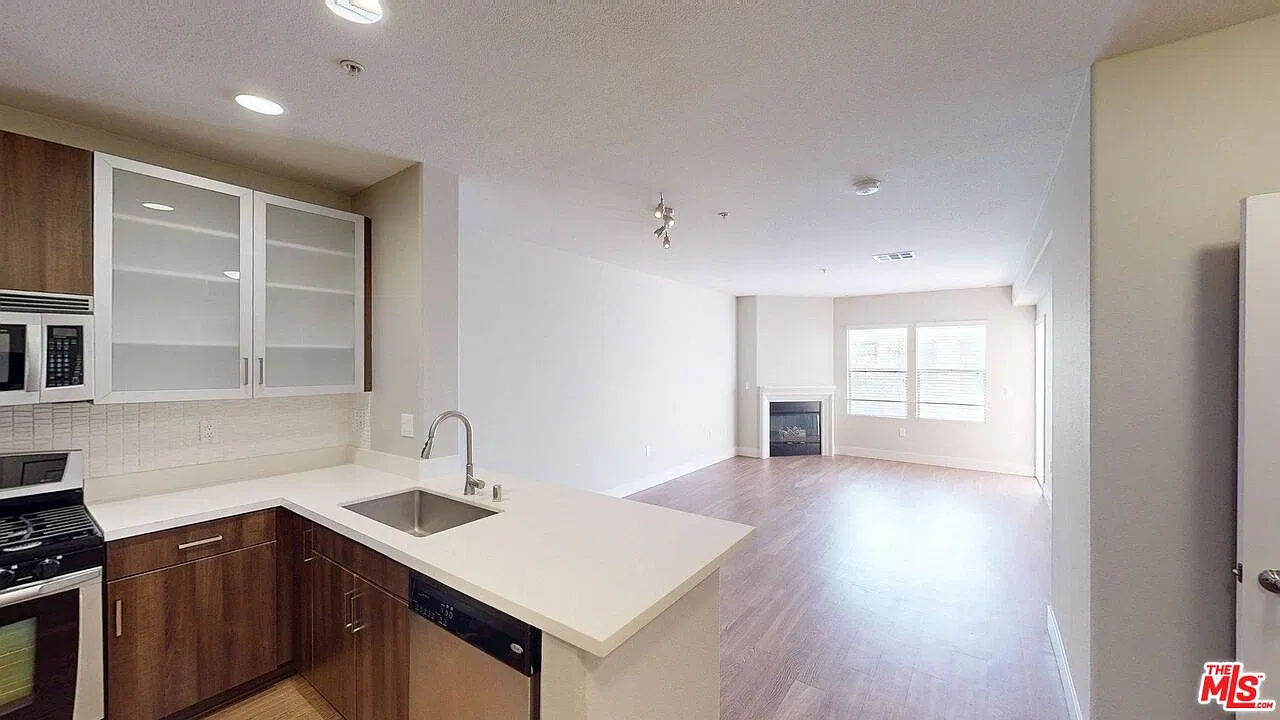 1 bed, 1.0 bath, 857 sqft, $4,395 — Photo 2