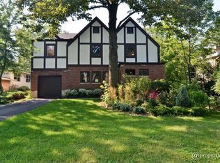 860 Old Trail Rd, Highland Park, IL 60035