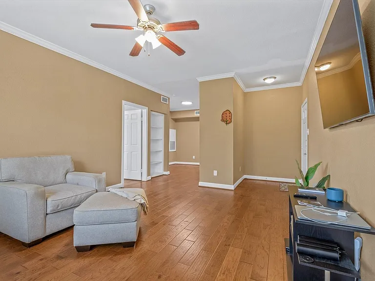 2255 Braeswood Park Dr #146 — Photo 3