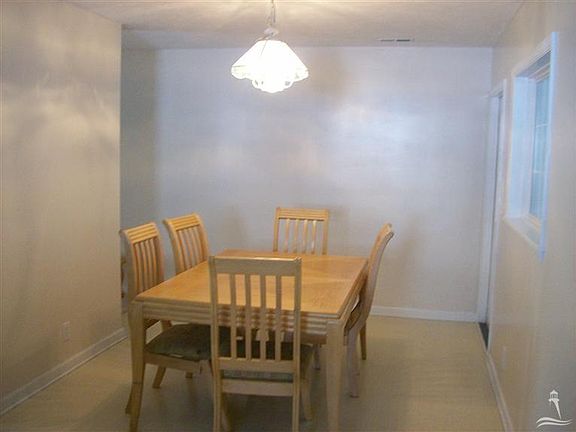 4th image of 305 NE 41st St