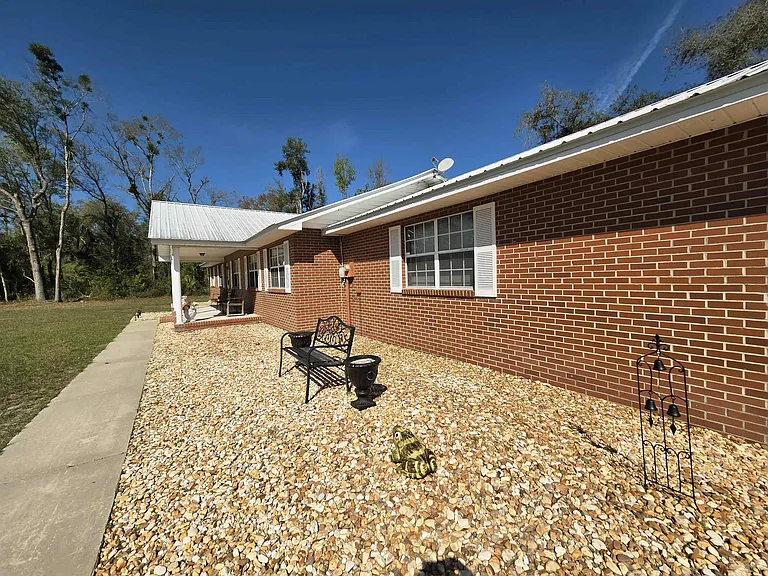 102 S Claire Dr — Photo 3