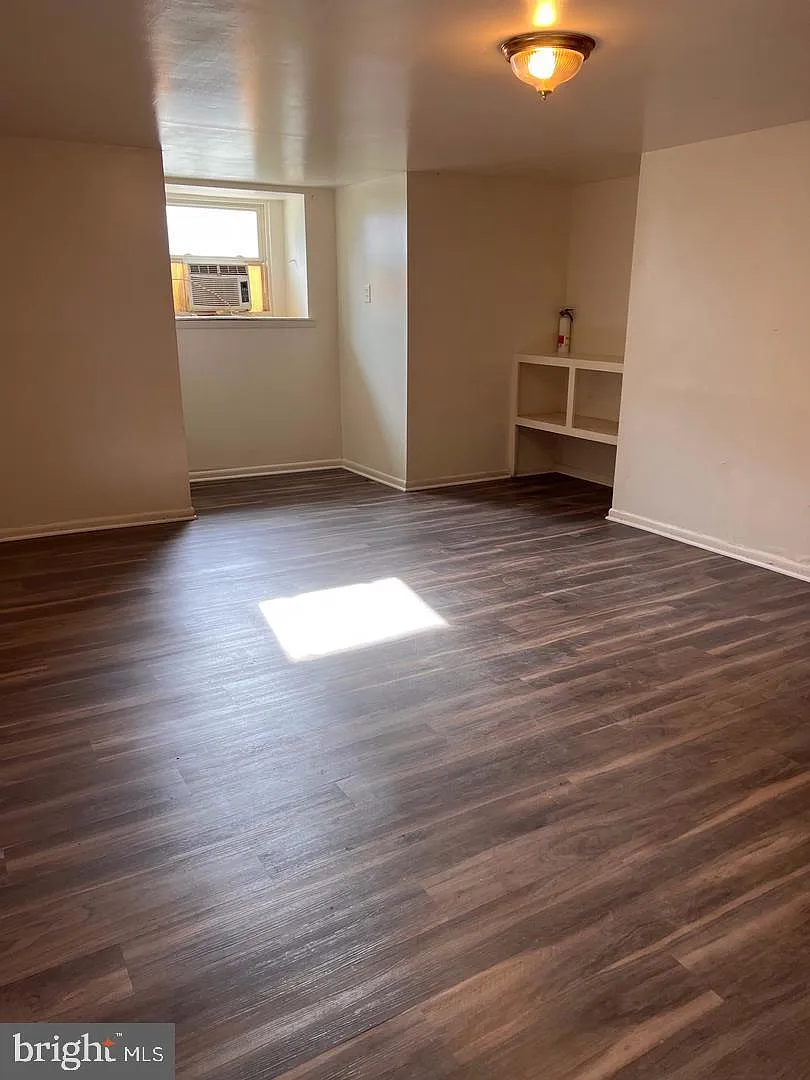2 bed, 1.0 bath, 750 sqft, $1,300 — Photo 3
