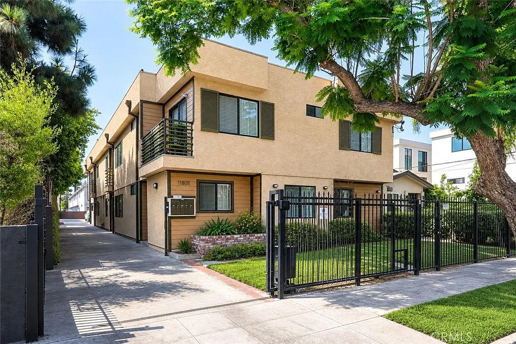 2 bed, 893 sqft, $2,800 — Photo 3