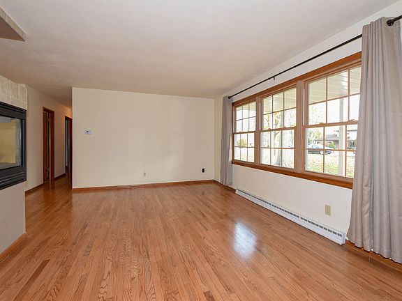 2nd image of 4910 Imperial St
