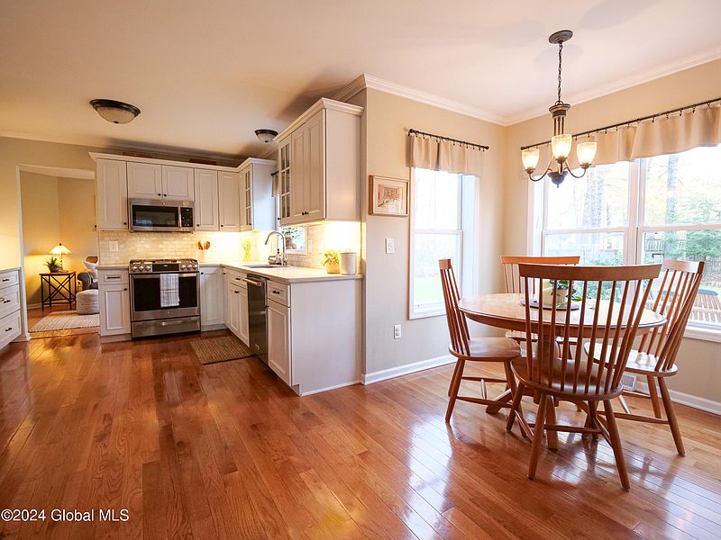 4th image of 554 Acland Boulevard