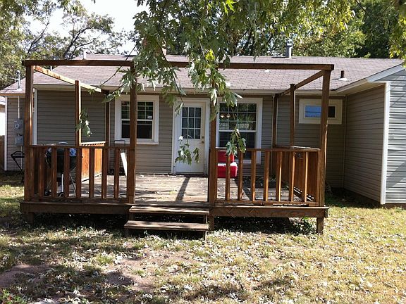 back deck and big yard renter responsible for maintenance.